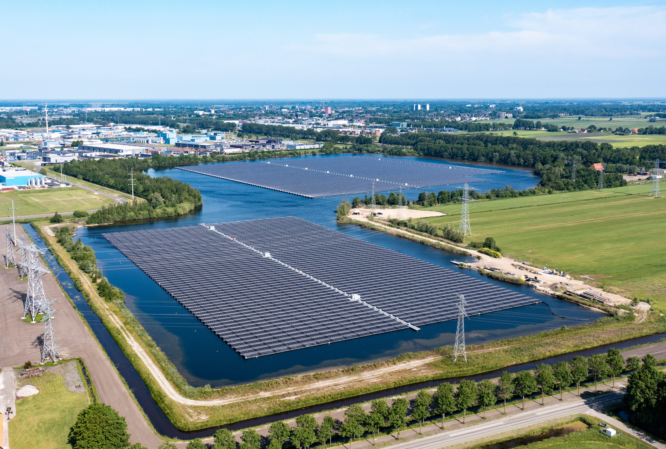 Zonnepanelen in water met stad op achtergrond