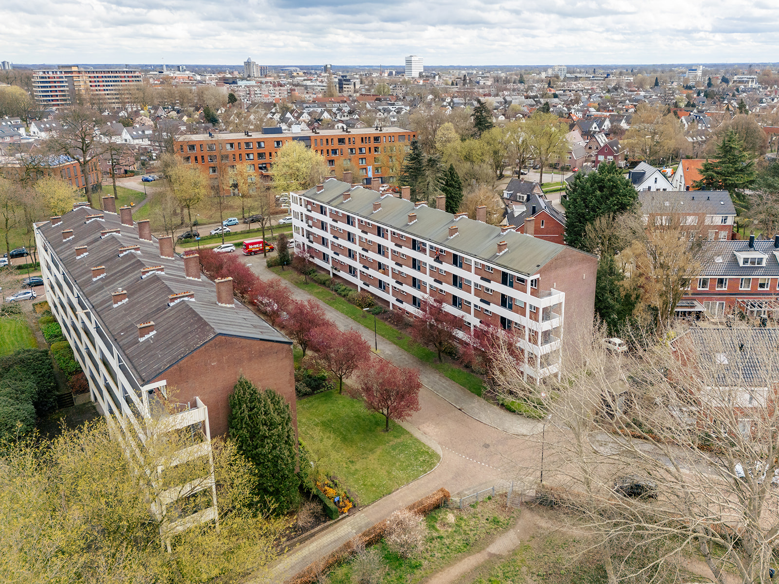 Luchtfoto van twee appartementencomplex van een VvE