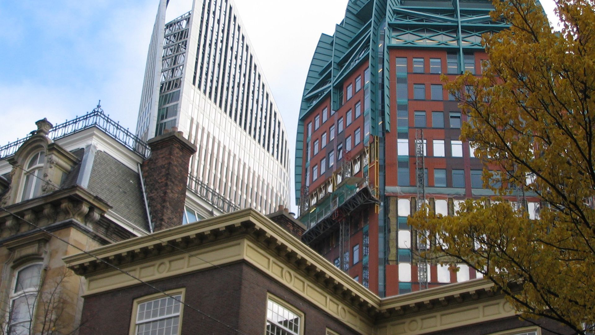 Onderaanzicht van hoge gebouwen in Den Haag
