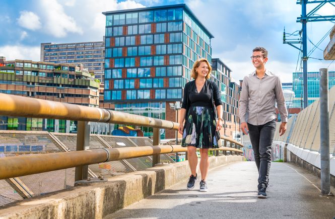 Man en vrouw wandelend over Smakkelaarsveld