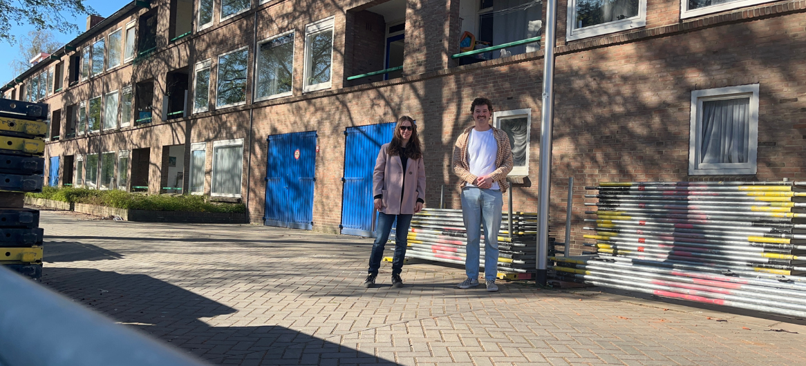 Twee Personen Voor Het Appartementencomplex Van De Vve Bachweg Quote Afbeelding