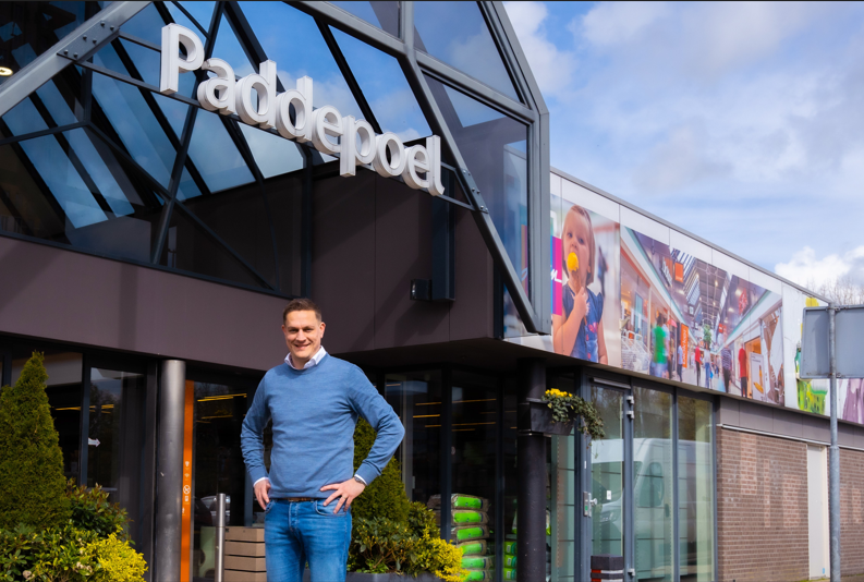 Man poserend voor het winkelcentrum Paddepoel