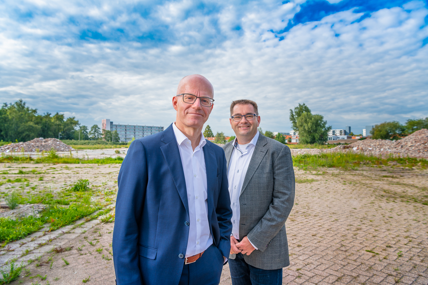 Twee mannen in pak op het oude lege Nibb It terrein