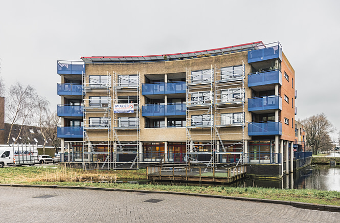 Een Vve in Schiedam waar steigers voor staan