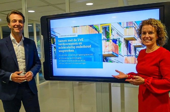 Arjen Gielen van SVn en Carla van NHG naast een groot presentatiescherm