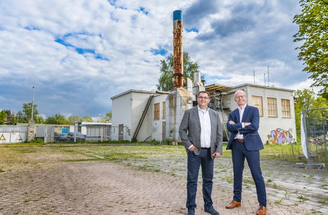 Twee mannen poserend voor de oude Nibb It fabriek