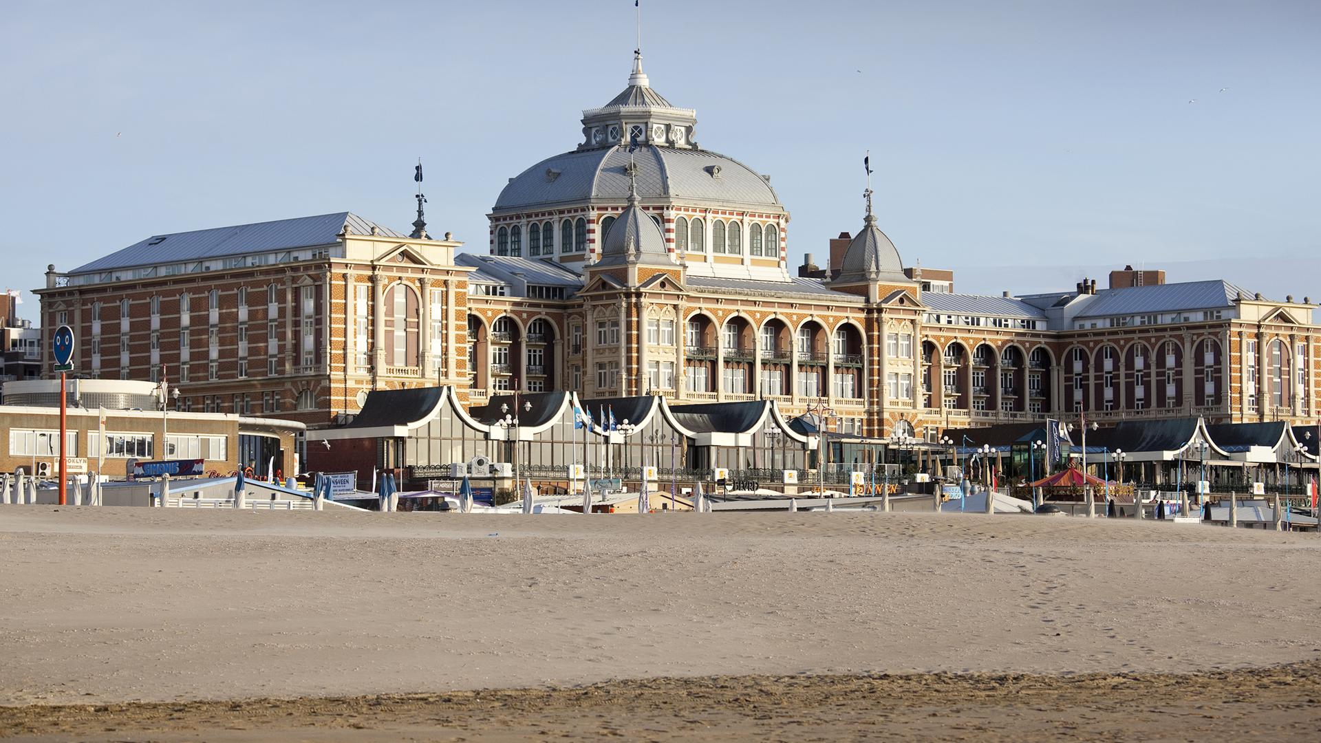 Vooraanzicht van een groot mooi gebouw in Den Haag