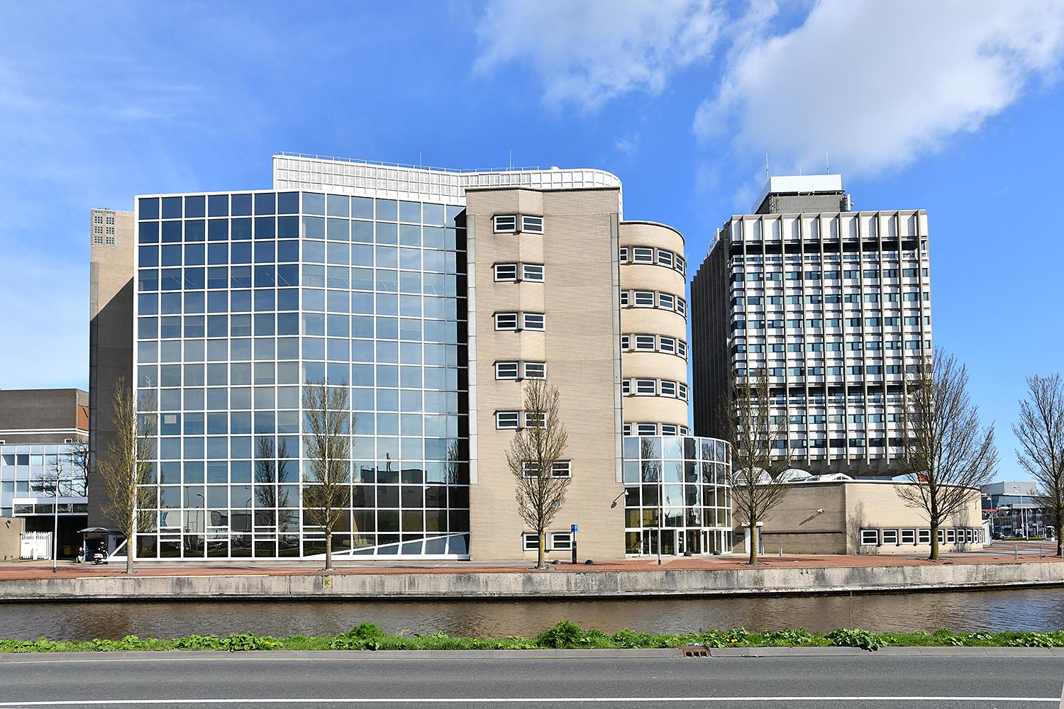 Vooraanzicht van een oud bankenpand dat klaar is voor transformatie