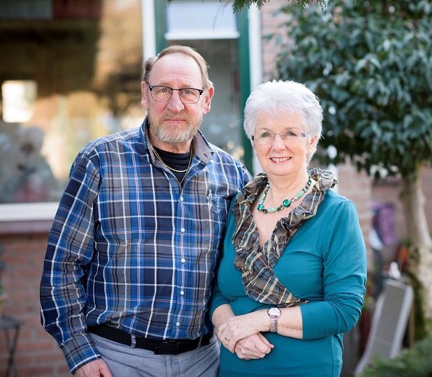 Blij kijkend ouder stel dat samen langer thuis wil blijven wonen