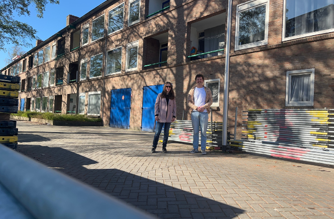 Twee Personen Voor Het Appartementencomplex Van De Vve Bachweg Header Afbeelding