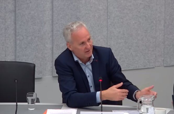 Bert de Weerd sprekend in de Tweede Kamer