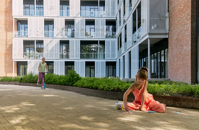 Twee kinderen die aan het spelen zijn voor een getransformeerd gebouw in Breda