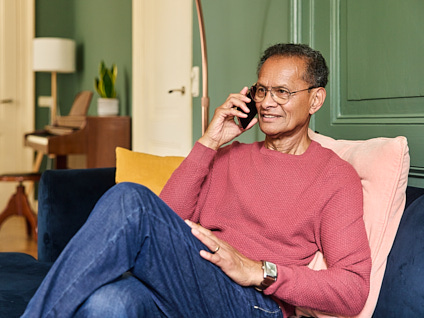 Man bellend op de bank in de woonkamer