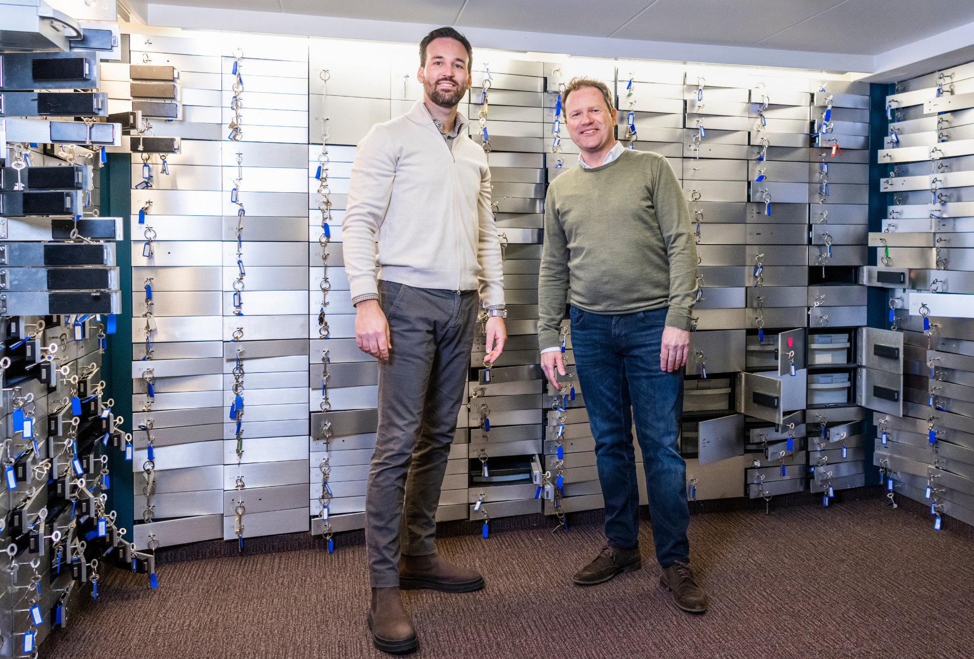 Twee mannen in een grote oude bank voor een Transformatie in Maassluis