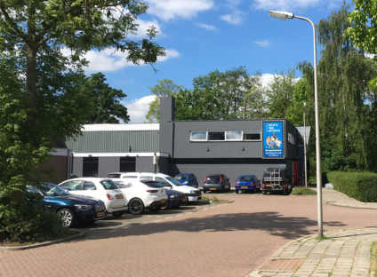 Auto's Op Een Parkeerplaats Voor Een Pand Aan De Anna Van Burenstraat