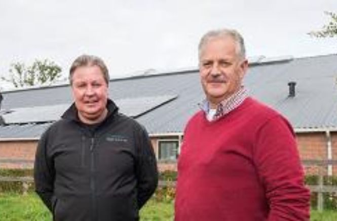 Twee mannen die voor een manage staan