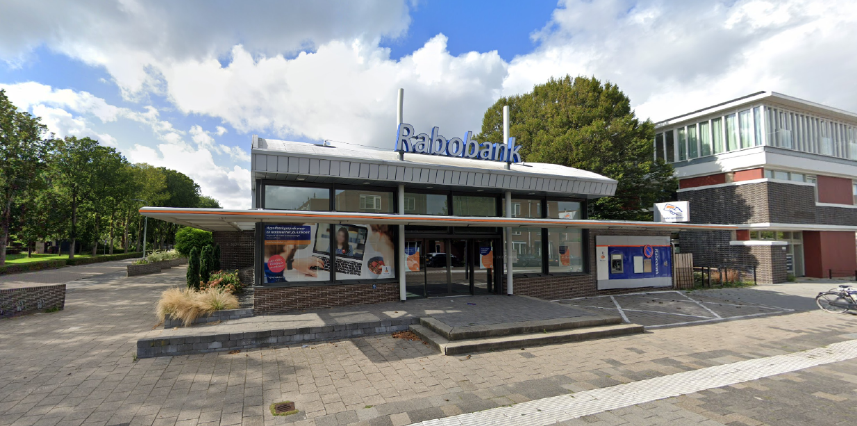 Vooraanzicht van het oude rabobank pand in Maassluis voor Transformatiefaciliteit