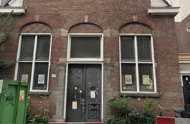 Entree van buitenaf van een oude gymzaal