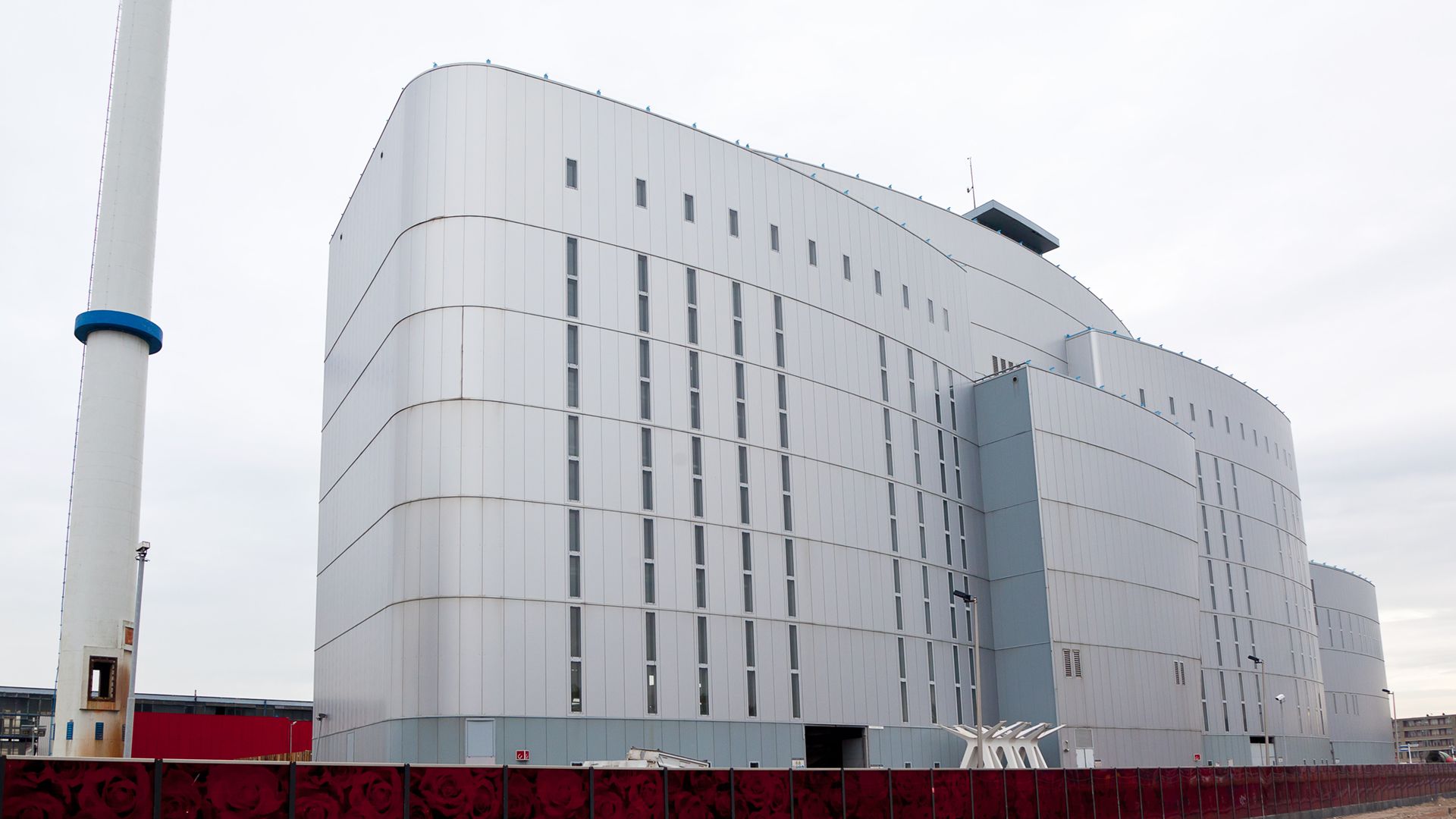 Vooraanzicht van een groot gebouw wat onderdeel is het van het Fonds Sofie van Svn