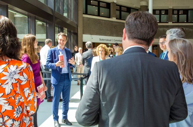 Arjen Gielen in een zaal met andere mensen