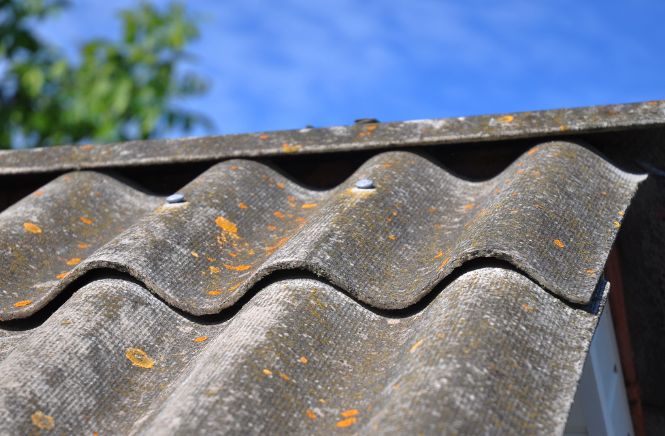 Dak met dakpannen waar asbest aanwezig is