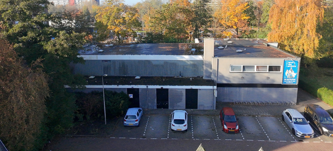Dronefoto Van Een Oude Sportschool En Tandartspraktijk Met Daarvoor Geparkeerde Auto's