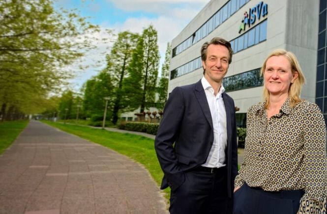 Arjen En Stella staand naast het kantoor van SVn