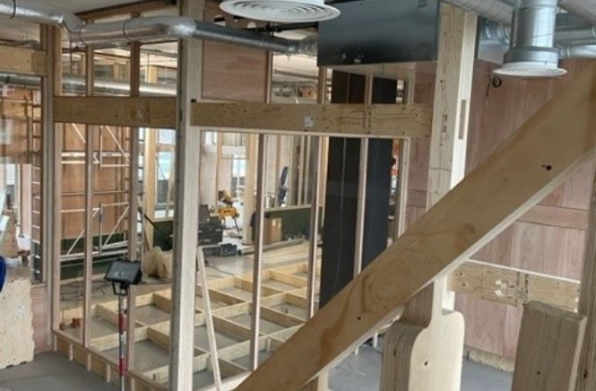 Gebouw De Schilde in Den Haag waar je balken van een verbouwing ziet