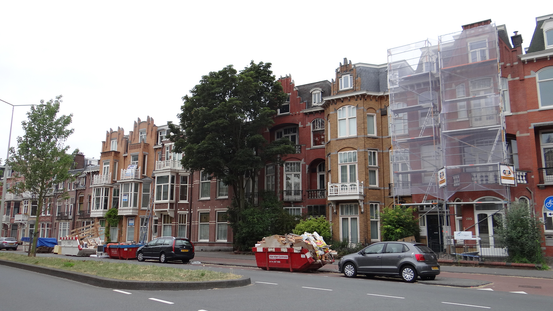 Rijtjeshuizen onderdeel van een VvE waarvan een deel met steigers voor het huis staat