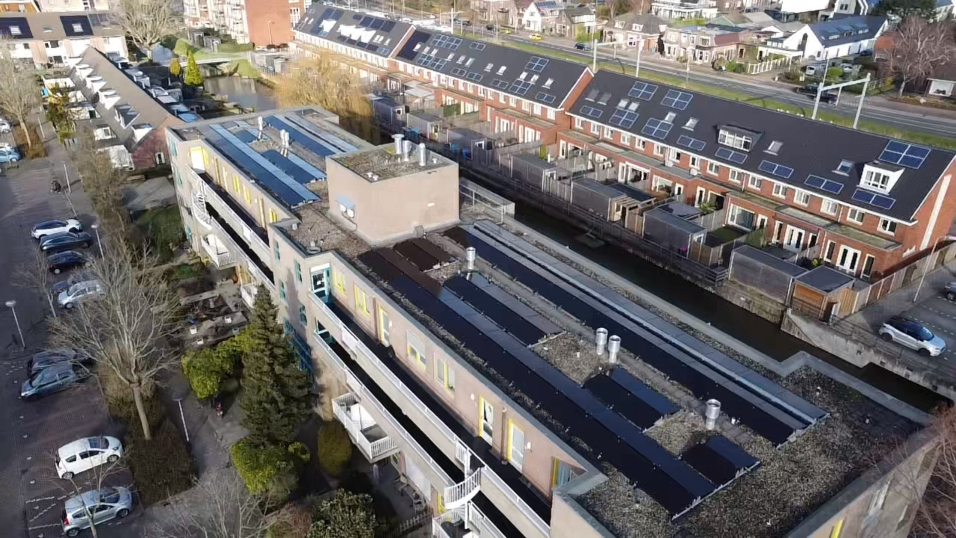 Luchtfoto van een woonwijk waar de daken bedekt zijn met zonnepanelen