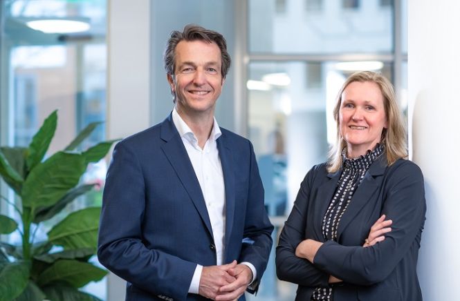 Arjen Gielen en Stella Vos poserend en lachend naast elkaar