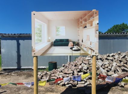 Een bord met een nieuw project met in de achtergrond puin van sloopwerk