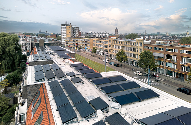 Bovenaanzicht van een VvE met meerdere zonnepanelen op het dak