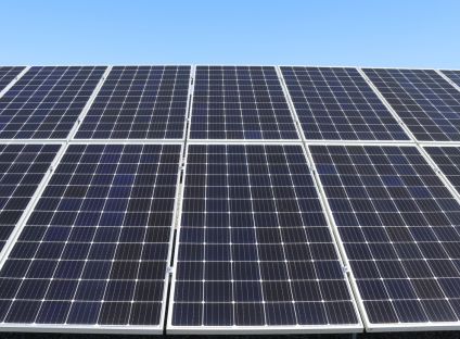 Zonnepanelen met een blauwe lucht als achtergrond