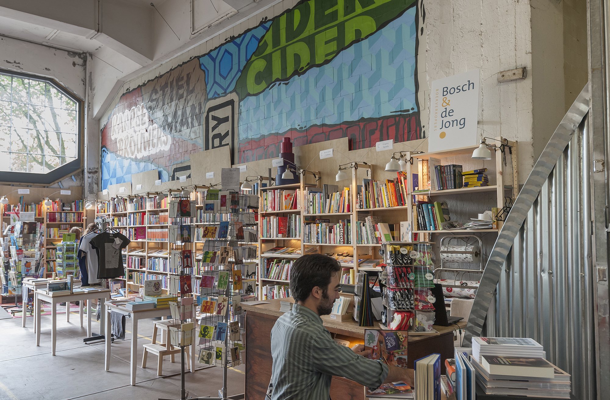 Een winkelpand vol met boeken in Rotterdam voor het Energietransitiefonds